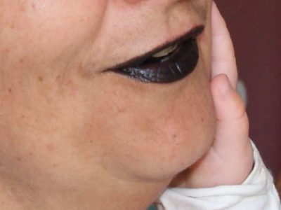 Stimulation visuelle à l'aide du rouge à lèvres noir ou rouge
