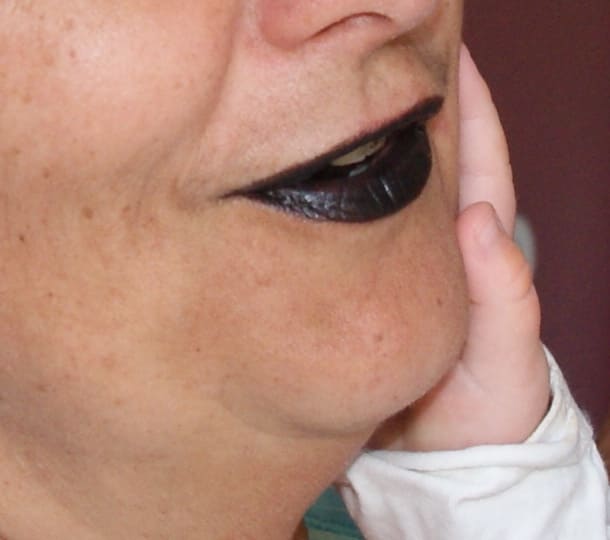 Stimulation visuelle à l'aide du rouge à lèvres noir ou rouge
