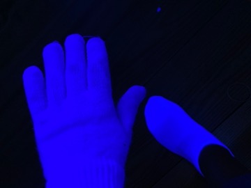 Stimulation visuelle à l'aide de gants et chaussettes blancs sous la lumière noire