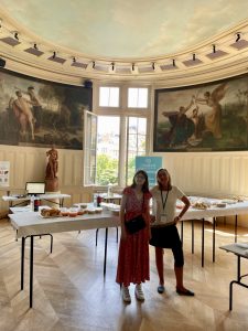 Virginie Prelle, fondatrice de l'association et sa fille Flora en situation de handicap.