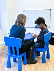 Le Dr Rose Devillers et un enfant en séance de rééducation